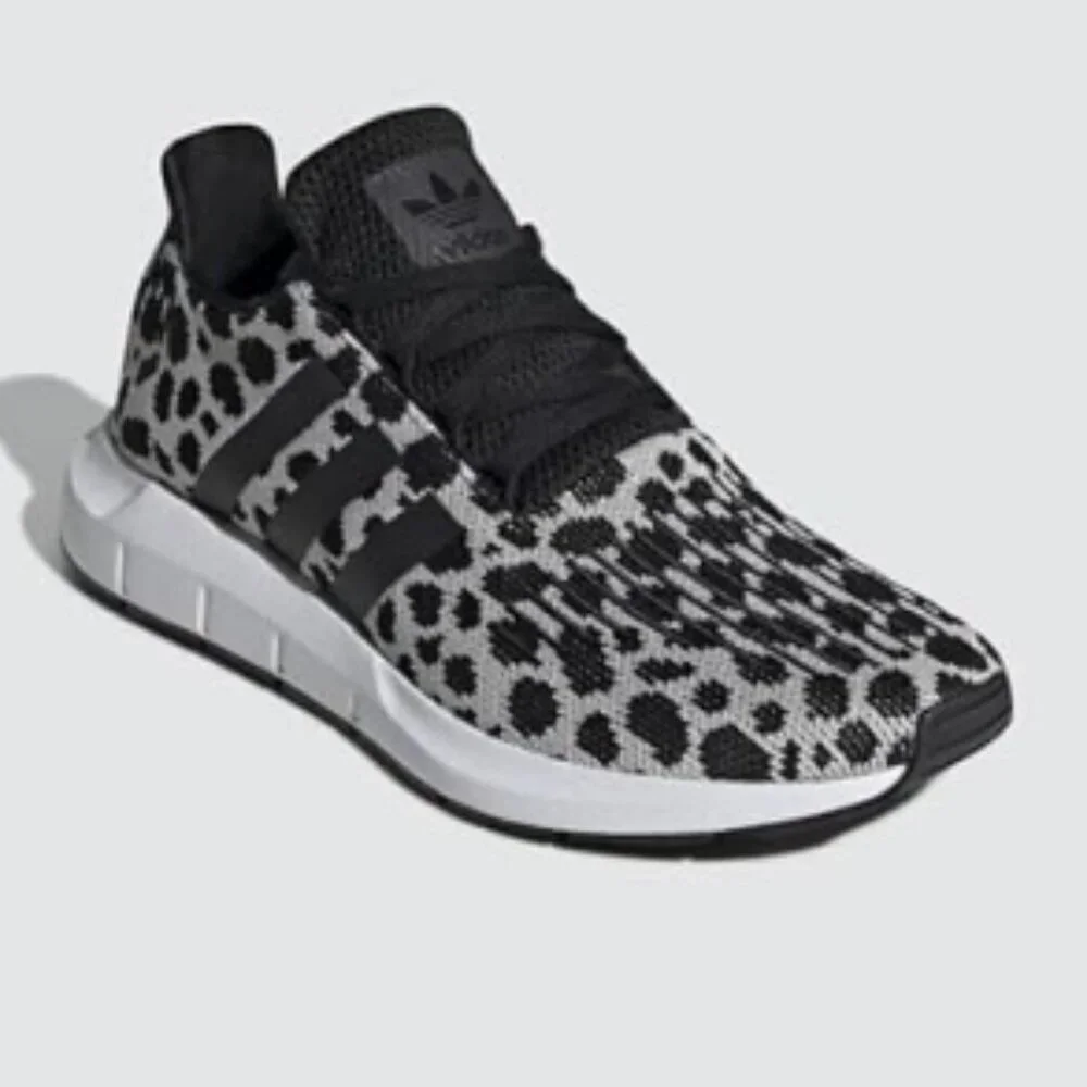 adidas Originals Swift Run W Raw White/Core Black/Carbon Size 9 NWT